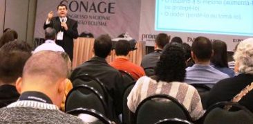 Dom Edson Oriolo apresenta livro durante congresso sobre administração paroquial e dízimo
