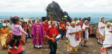 Pastorinhas visitam presépios no Santuário Basílica Nossa Senhora da Piedade