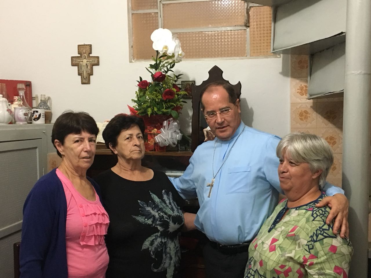 Com a imagem da Padroeira de Minas, dom Walmor visita a família do padre Geraldo Dondici