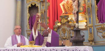 Dom Atanásio, bispo de Moçambique, na África, preside celebração no Santuário Basílica Nossa Senhora da Piedade