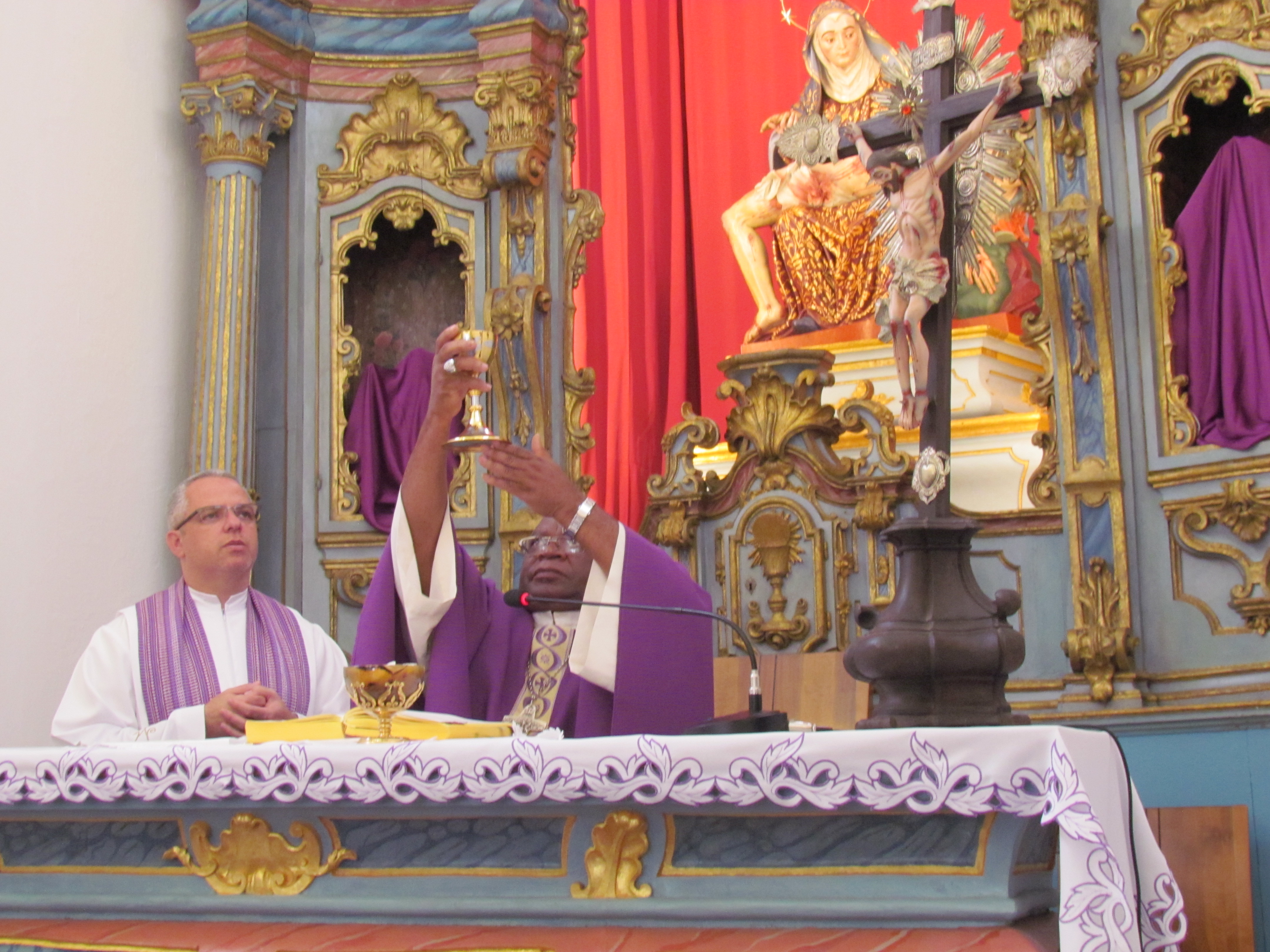 Dom Atanásio, bispo de Moçambique, na África, preside celebração no Santuário Basílica Nossa Senhora da Piedade