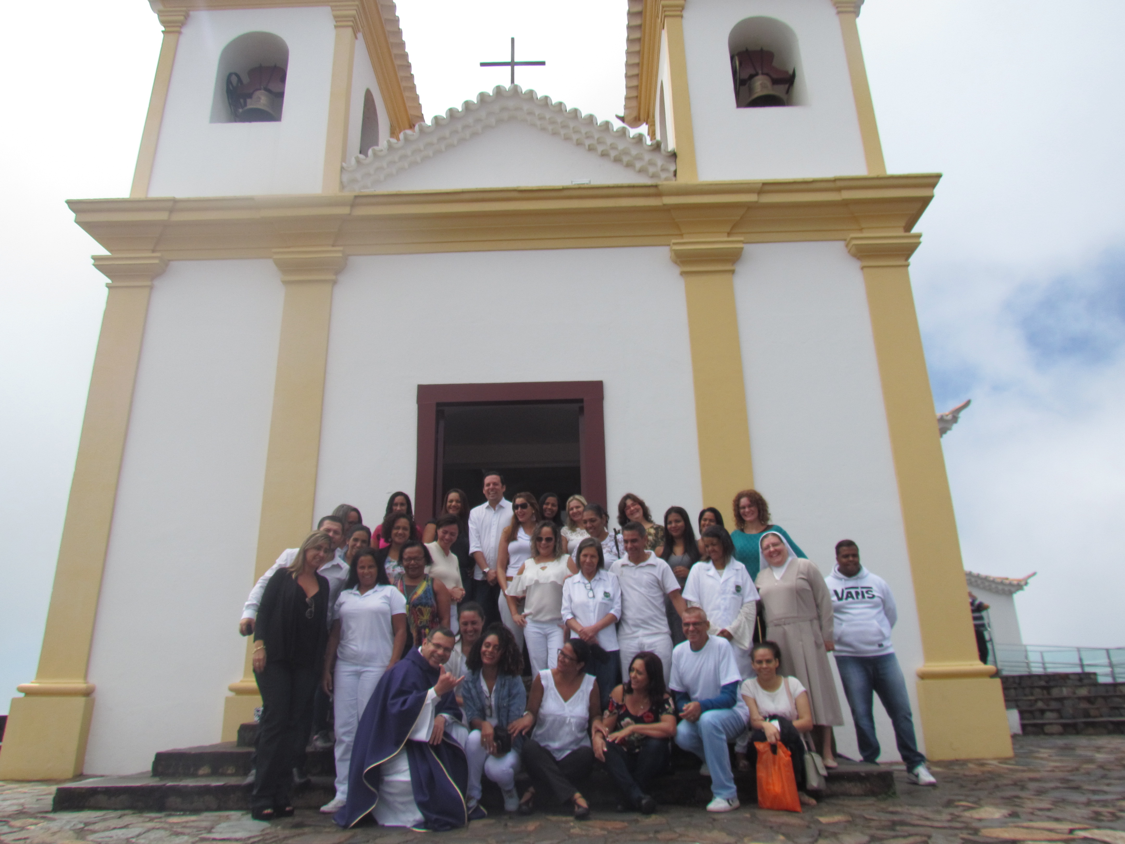 Integrantes da Associação de Cuidadores de Idosos de Minas peregrinam ao Santuário Basílica