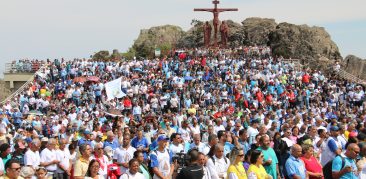 Terço dos homens: Milhares de fiéis vivenciam a fé no Santuário da Padroeira de Minas