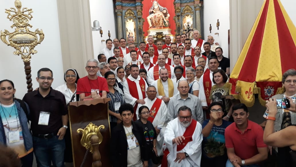 Santuário Basílica da Padroeira de Minas: Dom José Fortes Palau celebra a Eucaristia com peregrinos