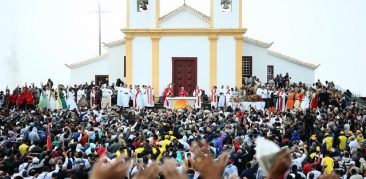 Sócios do Minas Tênis Clube visitam o Santuário da Padroeira de Minas