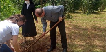 Dom Walmor inicia plantio do Jardim dos Jequitibás e celebra Missa em memória de Monsenhor Domingos