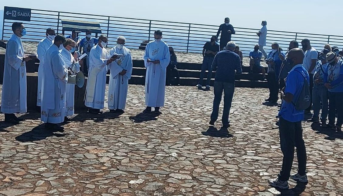 Terço dos homens no Santuário Basílica da Padroeira de Minas Gerais – a fé une gerações