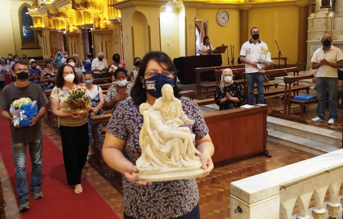 Fiéis do Apostolado da Sagrada Face vivenciam momento de oração dedicado a Nossa Senhora da Piedade