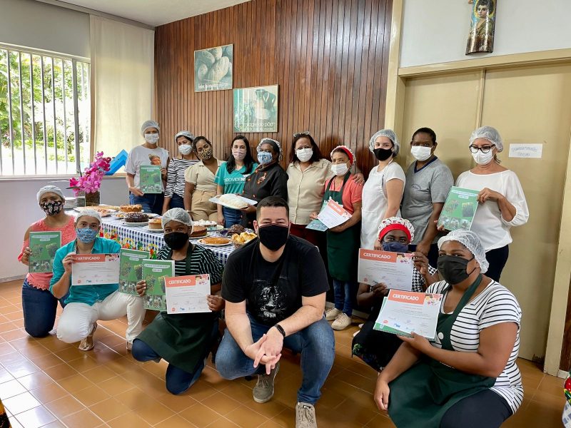 Ano Novo com novas habilidades: alunas se formam em curso de confeitaria no Convivium São José