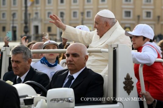 Papa Francisco: “Jesus na cruz transforma a dor em amor”