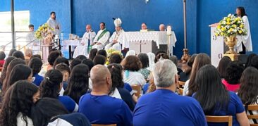 Dom Walmor celebra a Eucaristia e abençoa a pedra fundamental do memorial dedicado a monsenhor Domingos