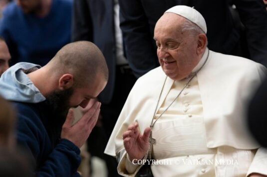 Catequese do Papa: “Maria nos ensina a confiar em Deus”