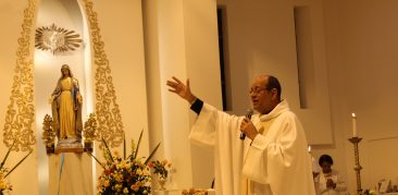 Centenas de fiéis celebram o Dia Nossa Senhora das Graças e Medalha Milagrosa