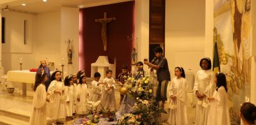 “Nos braços da Padroeira” – crianças coroam Nossa Senhora Aparecida, na celebração em homenagem  a Rainha do Brasil