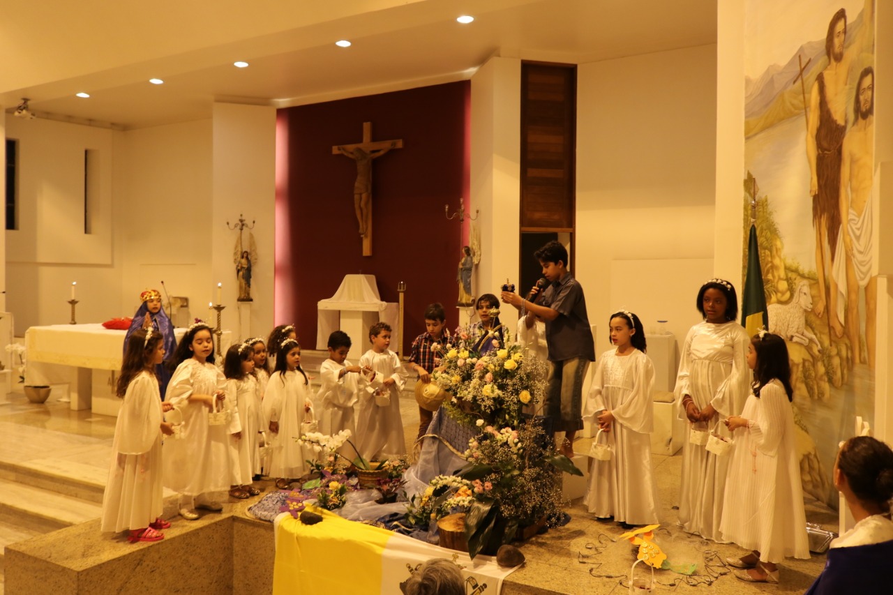 “Nos braços da Padroeira” – crianças coroam Nossa Senhora Aparecida, na celebração em homenagem  a Rainha do Brasil