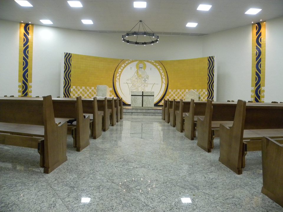 Instalação dos novos bancos da Igreja Nossa Senhora de Lourdes