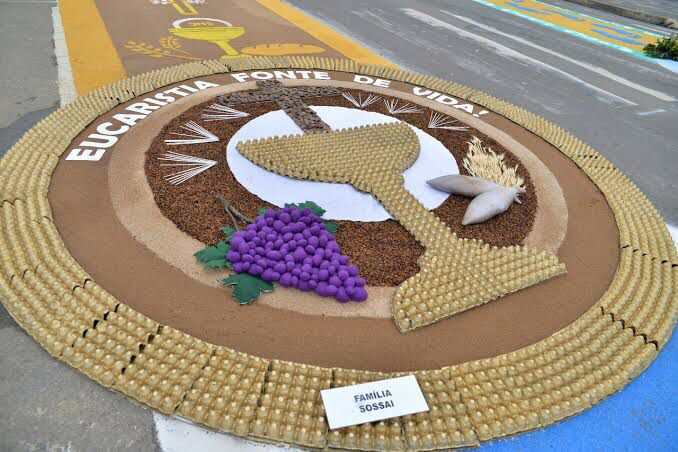 Voluntários se unem para confecção de tapetes da Semana Santa, na Praça da Liberdade