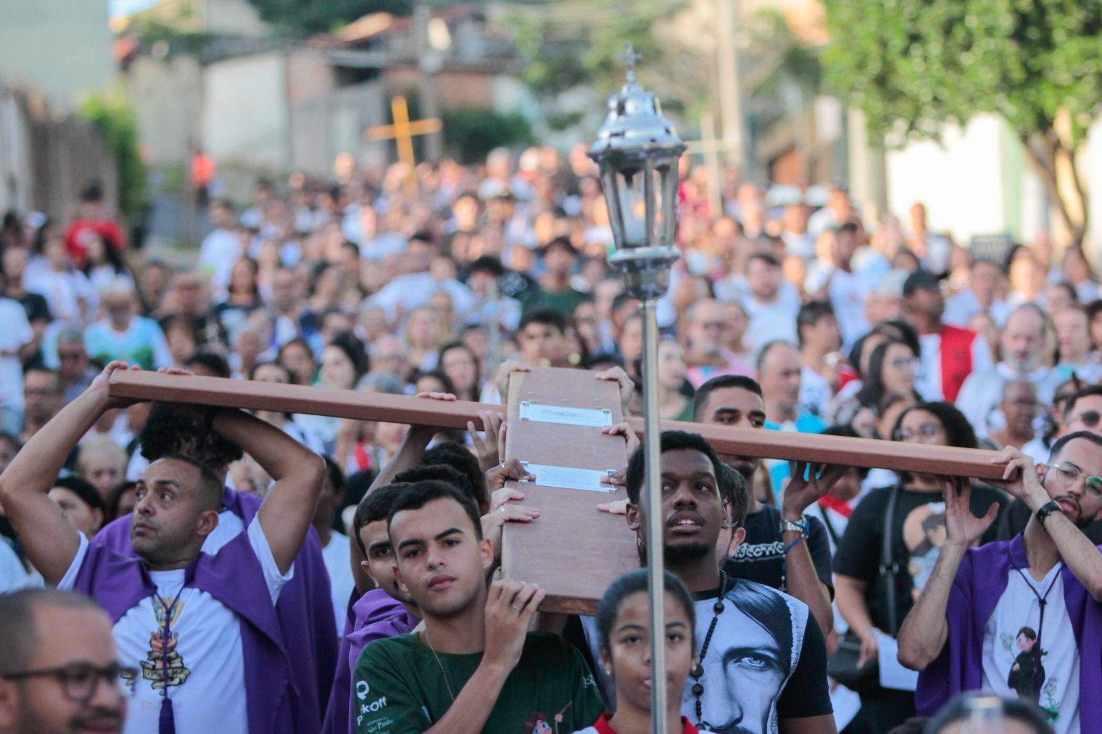 Jovens do Santuário Arquidiocesano São Paulo da Cruz em Caminhada Penitencial da Quaresma