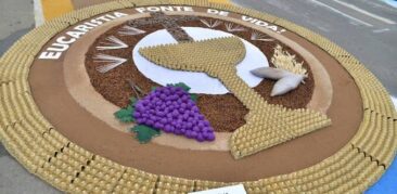 Voluntários se unem para confecção de tapetes da Semana Santa, na Praça da Liberdade