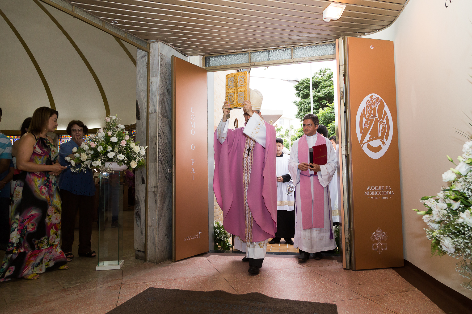 Milhares de fiéis passam pela Porta Santa aberta no Santuário