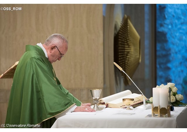 PAPA: “EVANGELIZAR NÃO É SE VANGLORIAR, MAS TESTEMUNHAR A FÉ COM A VIDA”