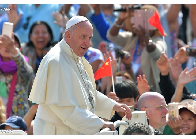 PAPA: “JESUS CAMINHA COM TODAS AS PESSOAS TRANSMITINDO ESPERANÇA”