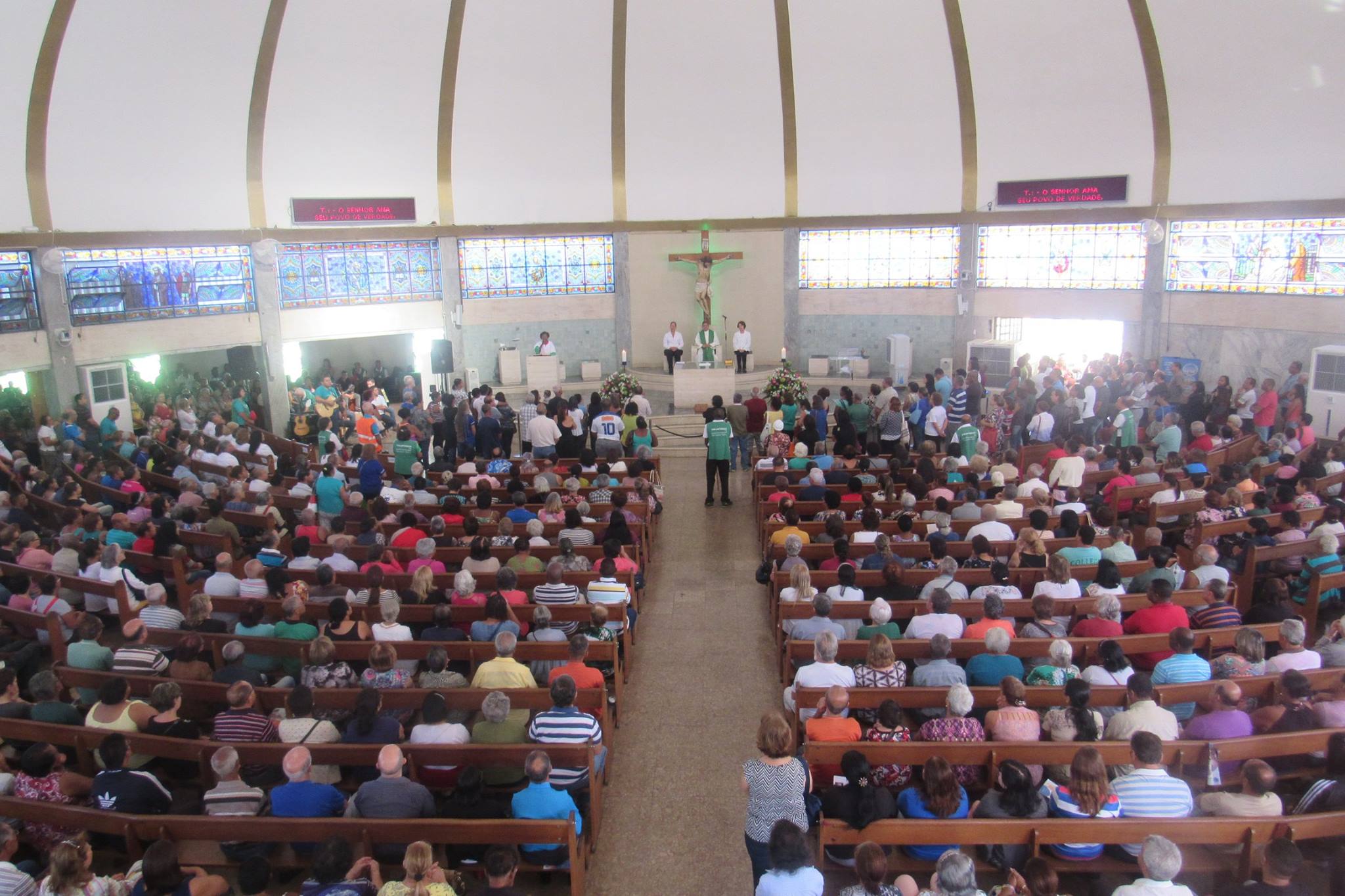 DEVOTOS E PEREGRINOS ACOMPANHAM NONO MÊS DE NOVENA