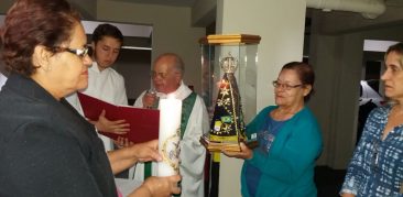 Comunidade recebe Nossa Senhora no terceiro dia de novena