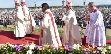 Papa na missa em Temuco: precisamos da riqueza que cada povo pode oferecer