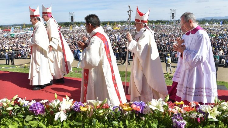 Papa na missa em Temuco: precisamos da riqueza que cada povo pode oferecer