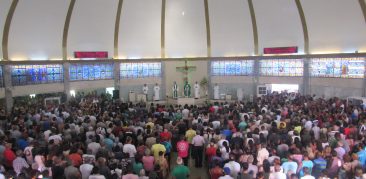 Devotos e peregrinos acompanham primeiro mês de novena