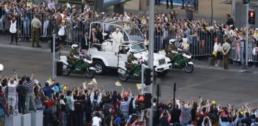 Papa Francisco chega ao Chile e é saudado pela população nas ruas