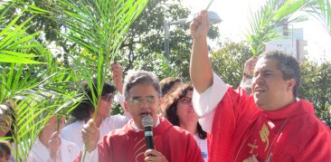 Fiéis celebram Domingo de Ramos