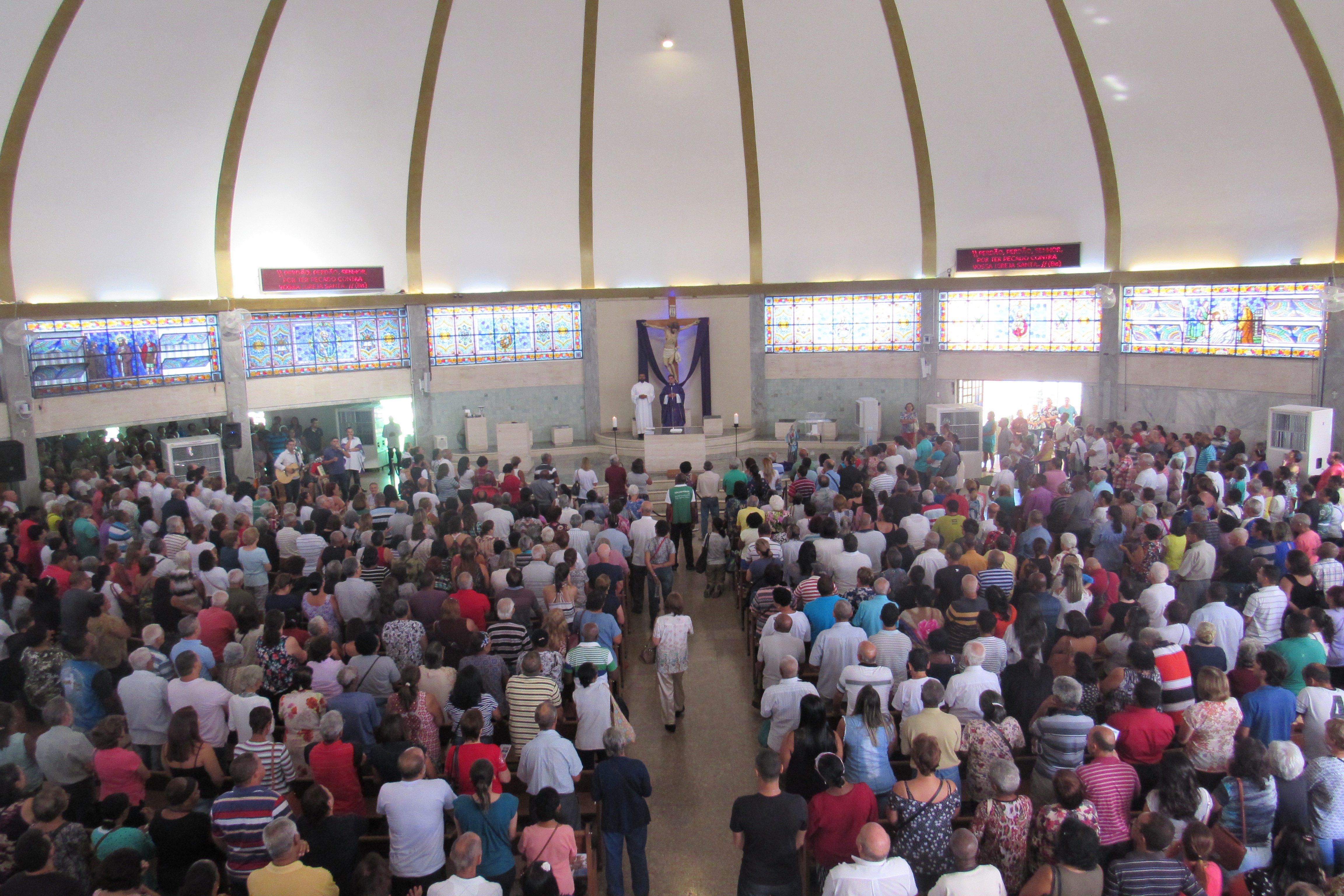 Devotos participam do terceiro mês de novena