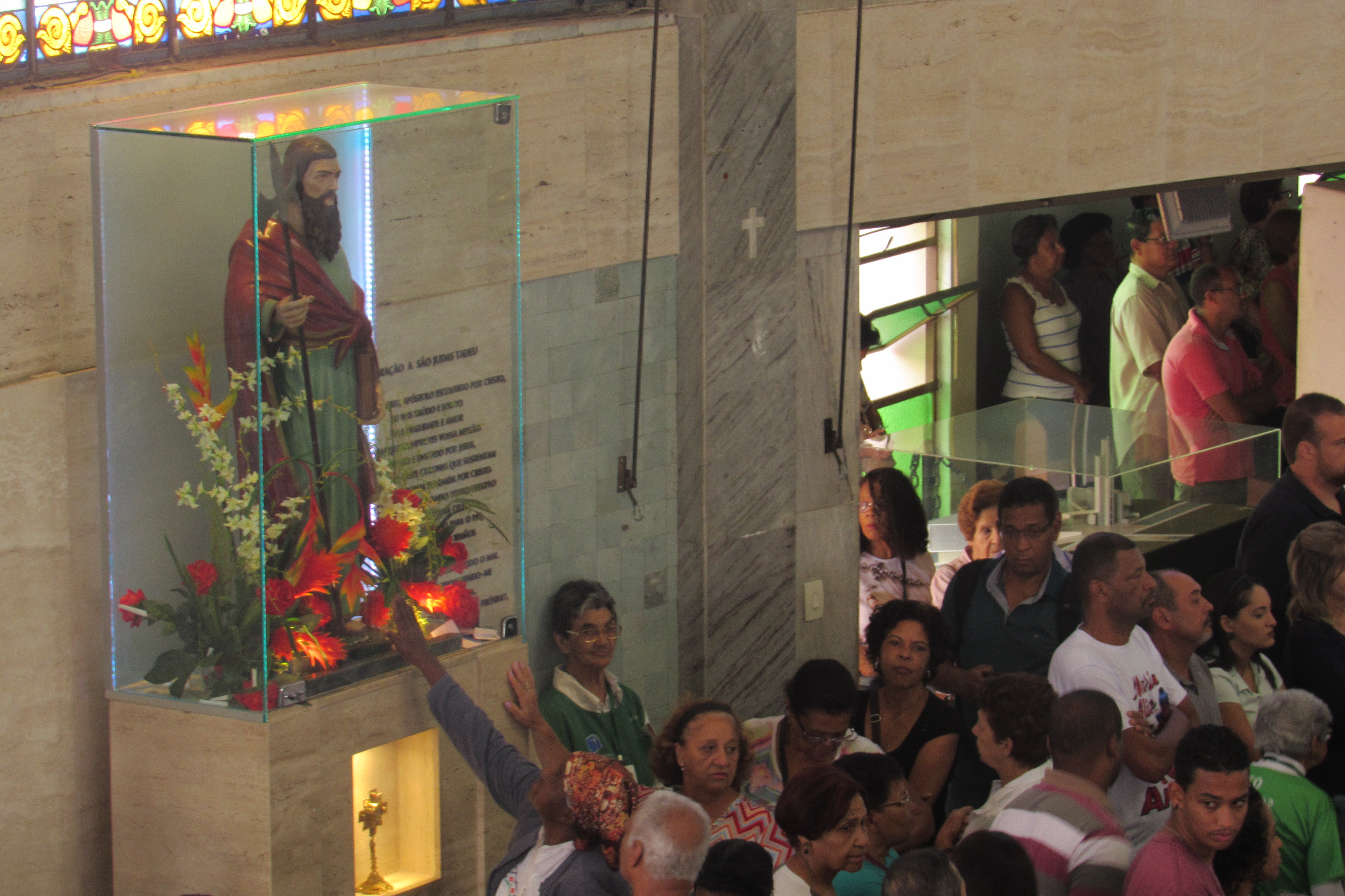 Devotos e peregrinos participam do 4º mês de novena