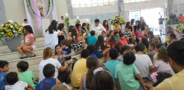 Fiéis celebram a ressurreição de Jesus Cristo