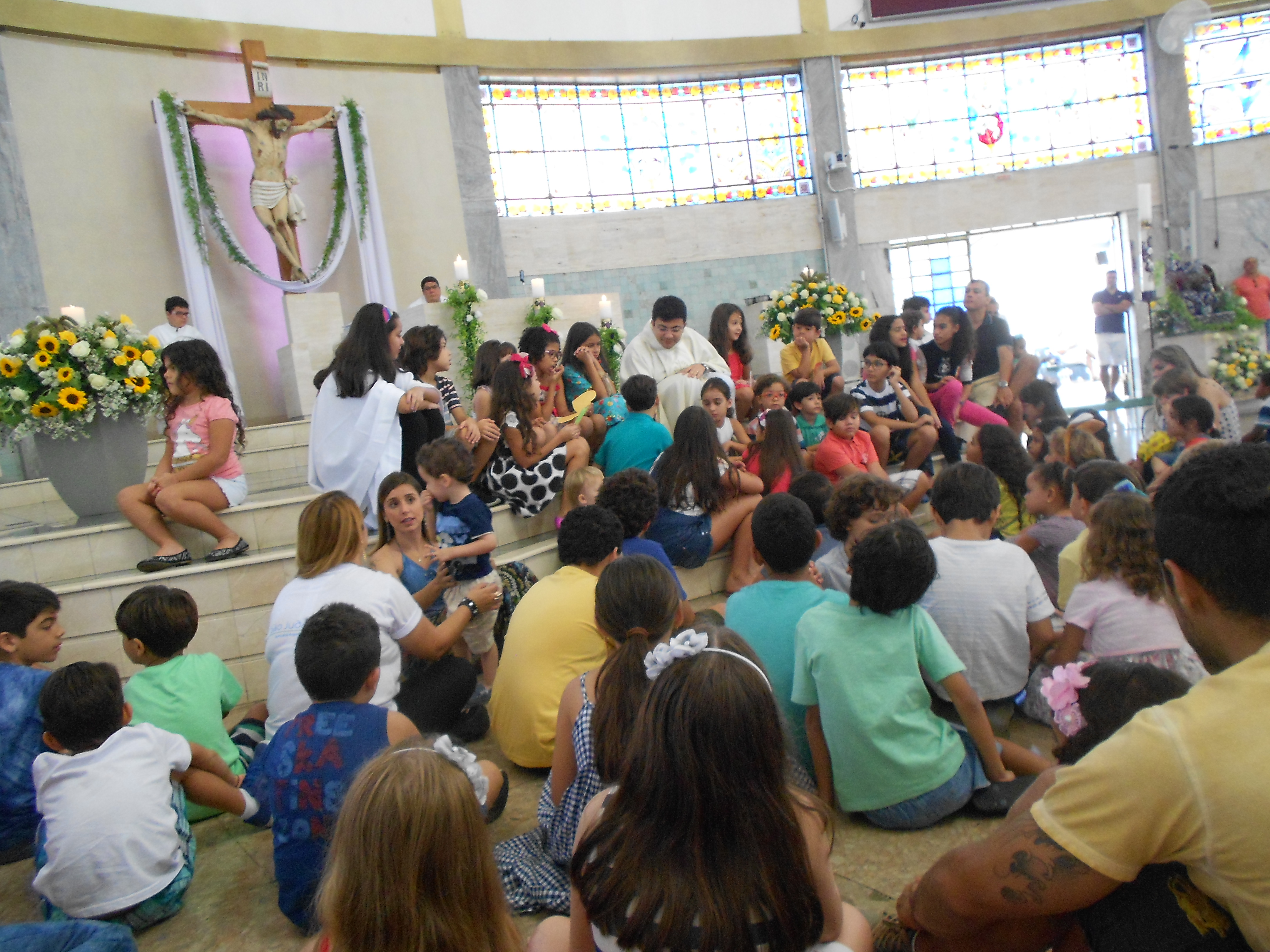 Fiéis celebram a ressurreição de Jesus Cristo