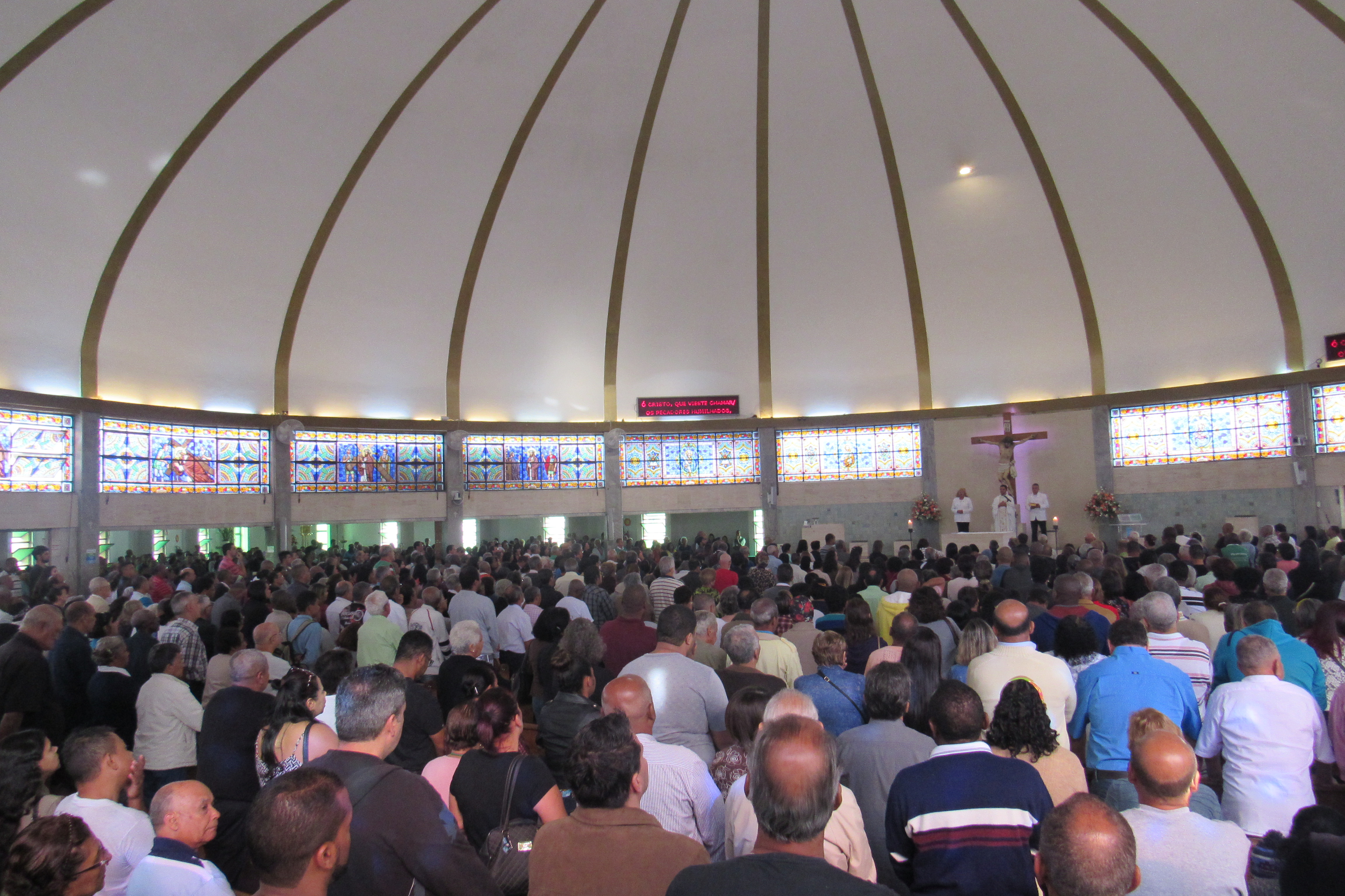 Devotos e peregrinos participam do 8º mês de novena