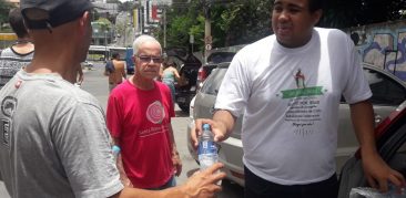 Comunidade Santa Rosa de Lima visita moradores em situação de rua