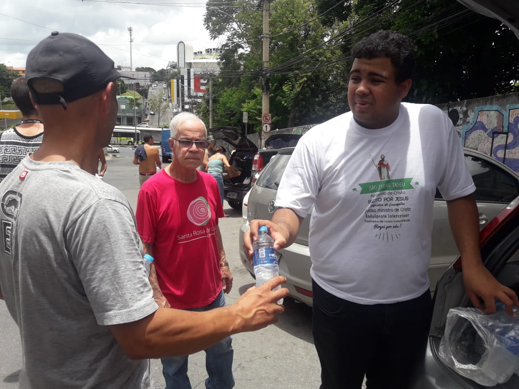 Comunidade Santa Rosa de Lima visita moradores em situação de rua