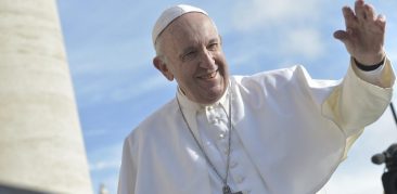 “A vida não é tempo para possuir, mas para amar”, diz Papa Francisco