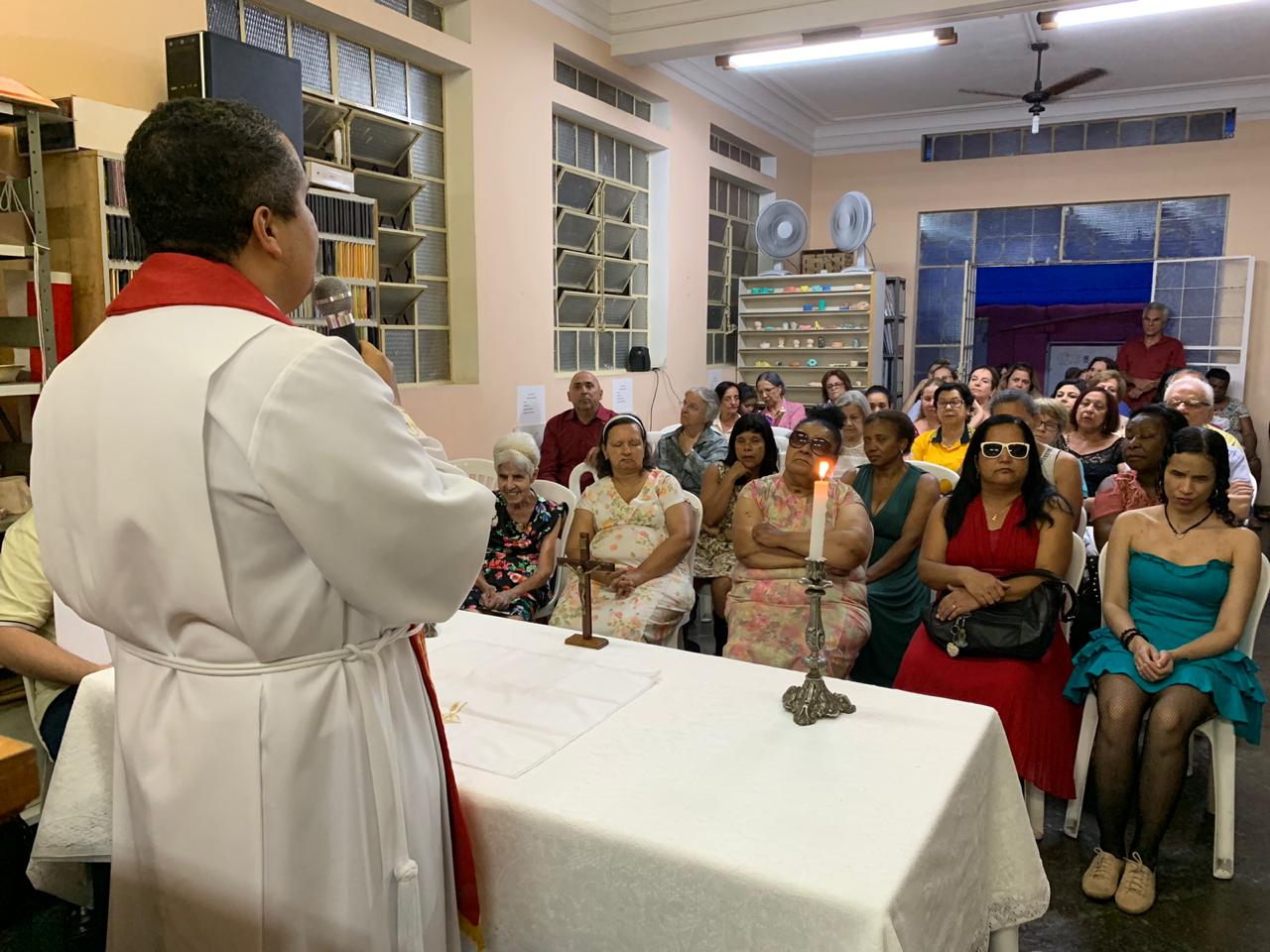 Padre Marco Antônio Porto celebra dia de Santa Luzia na Associação de Cegos Louis Braille