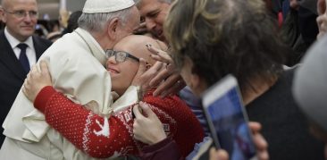 Papa: é um escândalo ir à igreja e odiar os outros