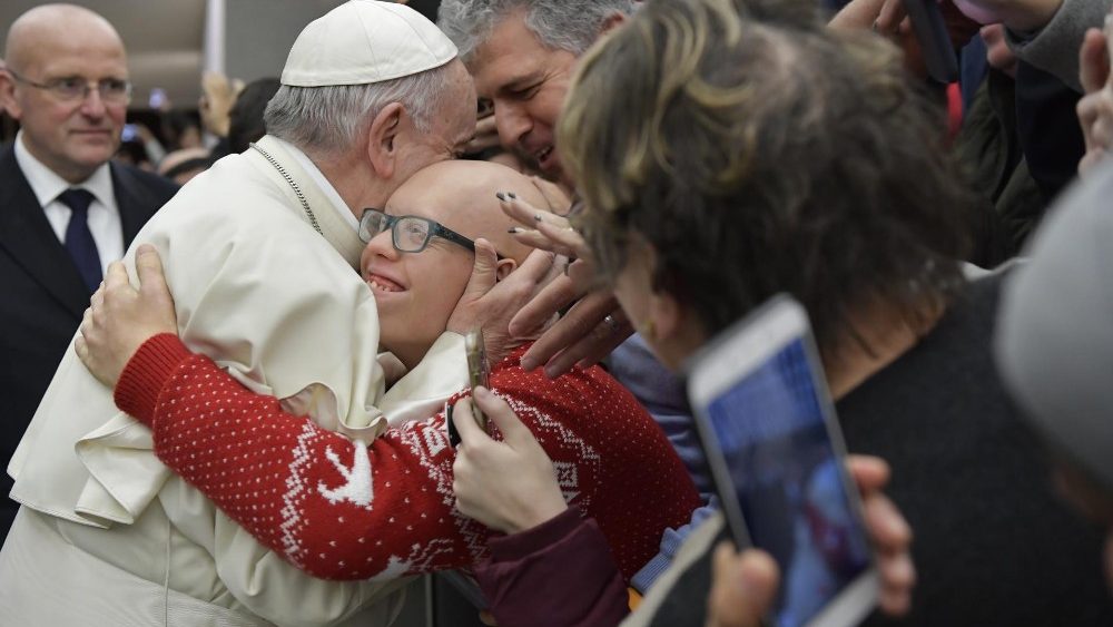 Papa: é um escândalo ir à igreja e odiar os outros