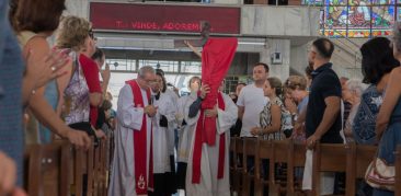 Fiéis participam de Solene Ação Litúrgica da Paixão do Senhor