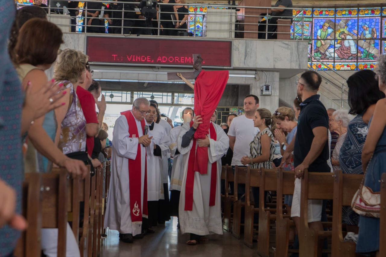 Fiéis participam de Solene Ação Litúrgica da Paixão do Senhor