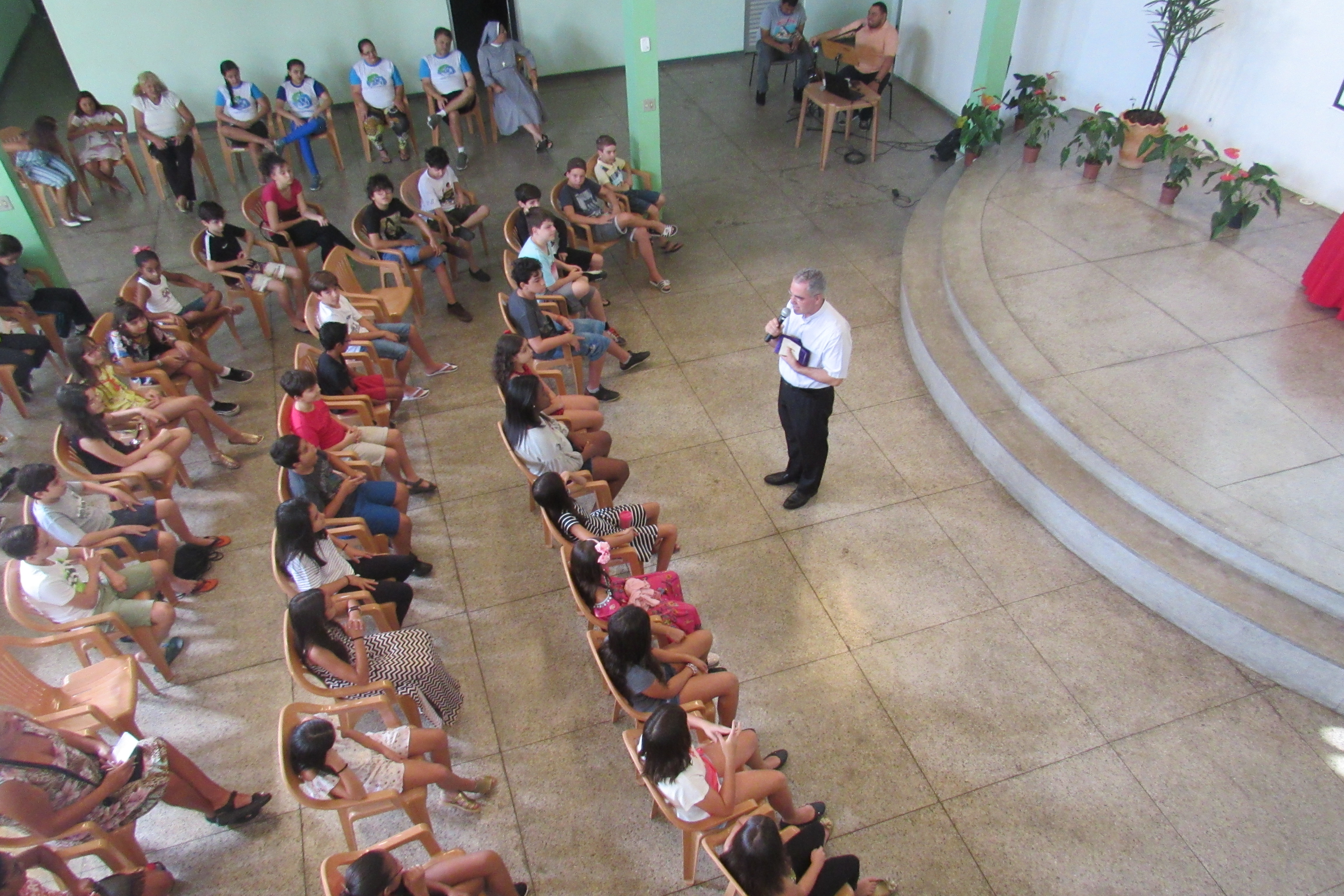 Catequese permanente: crianças e adolescentes se preparam para a Primeira Comunhão