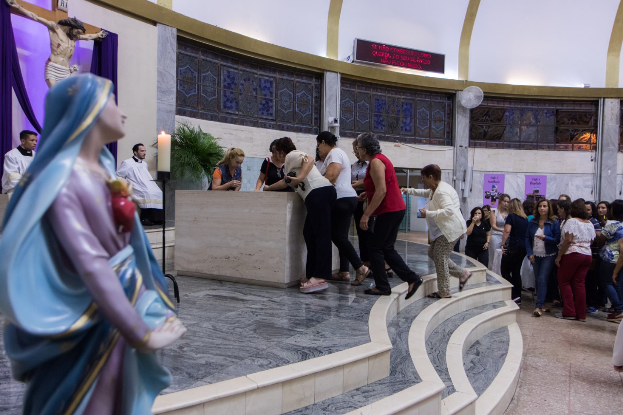 Unção do altar emociona mães e féis na celebração desta Segunda-feira Santa