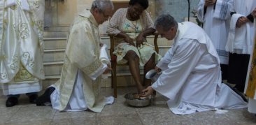 Cerimônia do Lava-Pés emociona fiéis ao abordar as realidades marginalizadas na sociedade