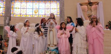 Crianças coroam Nossa Senhora nas manhãs de domingo no Santuário